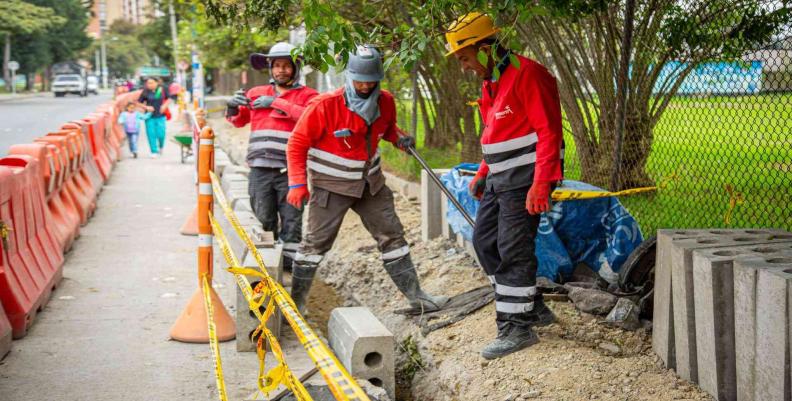 Imagen: Alcaldía de Bogotá Obreros trabajando en las vías principales de Bogotá