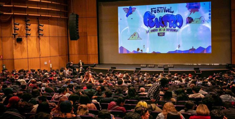 Personas reunidas en el Teatro Jorge Eliécer Gaitán