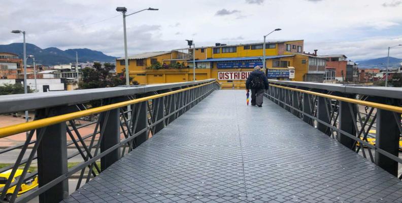 Imagen: Alcaldía de Bogotá Persona caminando por uno de los puentes peatonales de TransMilenio