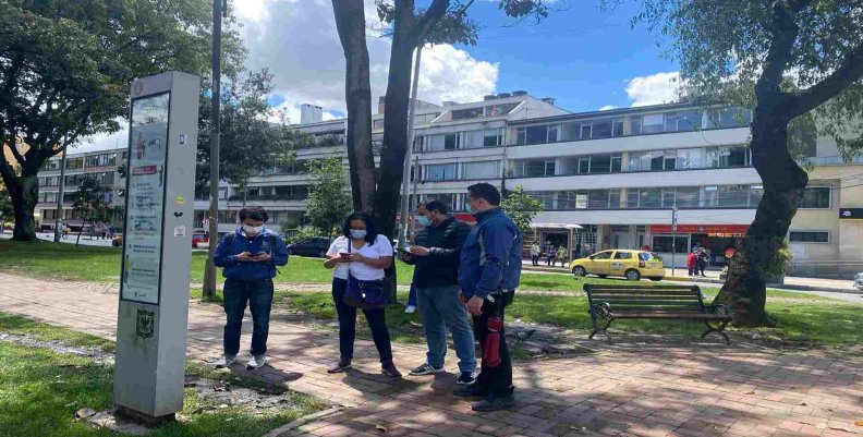 Imagen: Alcaldía de Bogotá Personas en una de las zonas WIFI en Bogotá