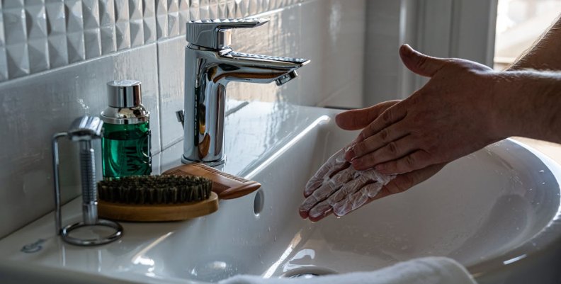 Reducir el consumo de agua en casa Grifo de agua y manos enjabonadas