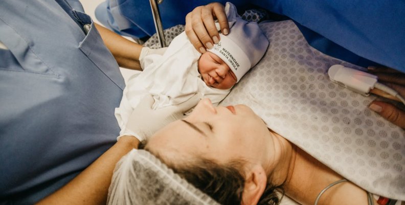 Sala de parto con un bebe recién nacido Sala de parto con un bebe recién nacido