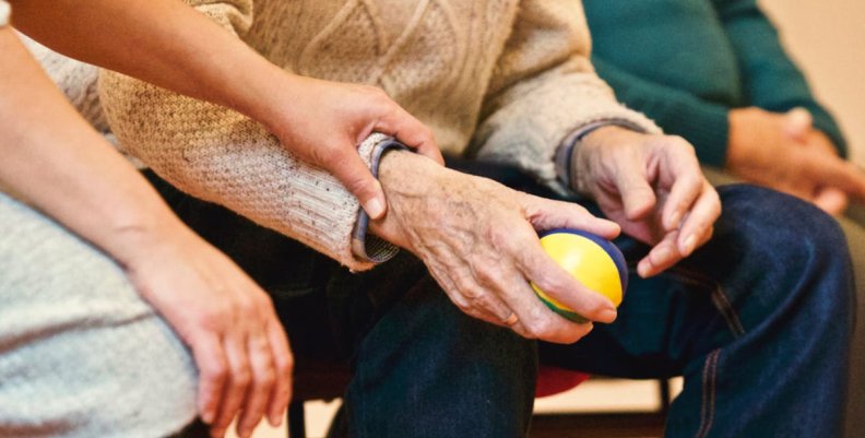 Hospitales saturados y más adultos mayores