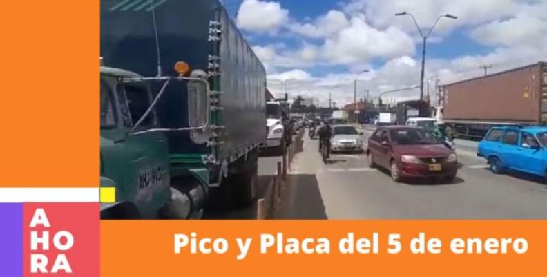 Pico y placa en Bogotá para este 5 de enero En la imagen se pueden ver varios carros en una vía de Bogotá.