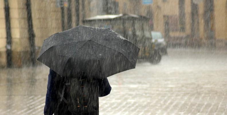 Imagen: Alcaldía de Bogotá Persona con una sombrilla en la mano bajo la lluvia