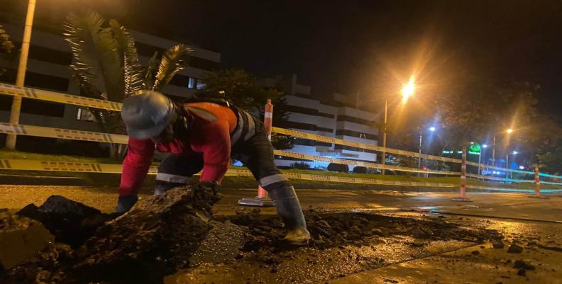 Obreros trabajando en la noche por la calle 116 