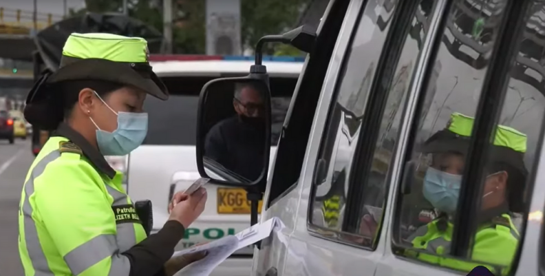 Policía de tránsito revisa licencia de conducción Policía de tránsito revisa licencia de conducción
