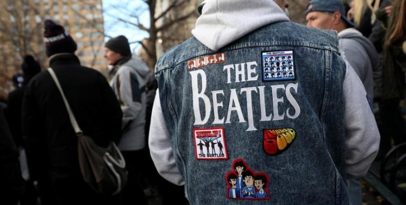 Un hombre usa una chaquete con un mosaico de imágenes de los Beatles en el sector Strawberry Fields del Parque Central de Nueva York Un hombre usa una chaquete con un mosaico de imágenes de los Beatles en el sector Strawberry Fields del Parque Central de Nueva York