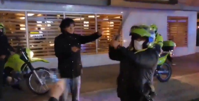 Policía con un palo Policía con un palo