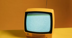 Televisor amarillo  
