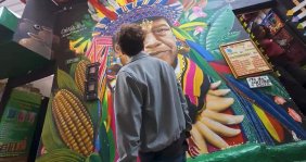 David Moncada frente a un mural 