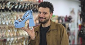 David Moncada con un zapato 