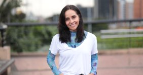 Mujer con camiseta blanca sonriendo 