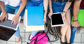 Jóvenes utilizando diferentes dispositivos electrónicos. Foto tomad de FreePik 