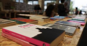 Una mesa de madera llena de libros