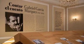 Una pares con fotografías y textos 