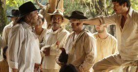Hombres vestidos con ropas blancas