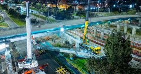 Un puente vehicular de concreto, rodeado de maquinaría de obra