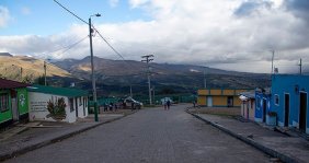 Una calle con casas a los lados