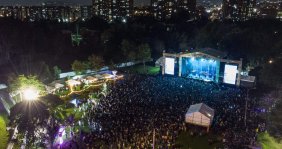Una tarima para conciertos con miles de personas