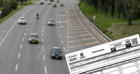 Una carretera con autos 