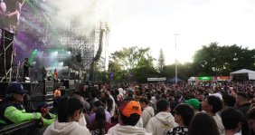 Tarima de conciertos llena de fans