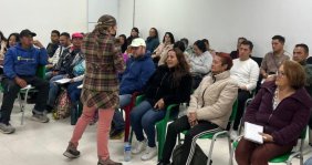 Una sala llena de estudiantes 