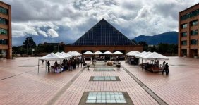 Una plazoleta con edificios alrededor