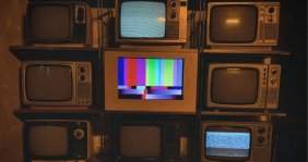 Pared llena de televisores antiguos 