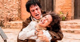 Mujer forcejeando con un hombre