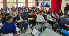 Un salón de clase lleno de estudiantes 