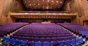 Teatro con sillas moradas 