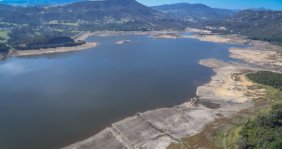 Cuerpo de agua con tierra a los extremos