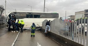 Un bus estrellado sobre una estación de TransMilenio