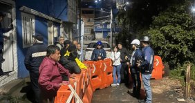 Personas reunidas alrededor de un deslizamiento