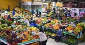 Plaza de mercado llena de mercado con frutas y verduras en estantes