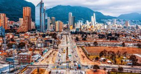 Vista panorámica de Bogotá: edificios, cerros y carreteras