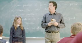 Profesor en un aula de clase