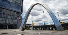 Arco de acero al frente de una taquilla de entradas
