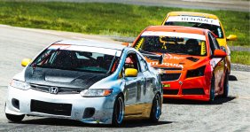 Autos de carrera en una pista