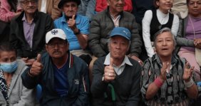 Personas mayores mirando a cámara