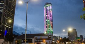 Vista de un edificio iluminado de noche 