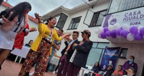 Mujeres en frente de una casa blanca 