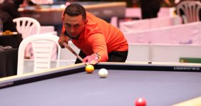 Hombre jugando billar en una mesa azul