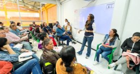 Una sala llena de estudiantes 