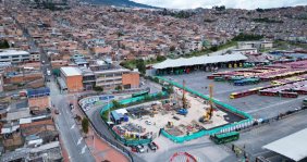 Obra en construcción: hay grúas amarillas y materiales dispersados