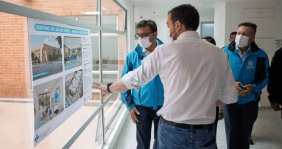 Tres hombres con chaquetas azules y tapabocas