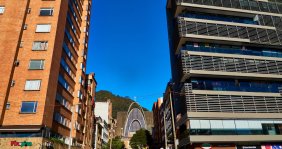 Paisaje de una iglesia en medio de dos edificios.