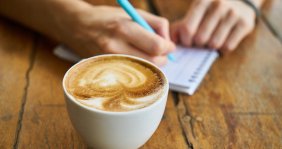 Una tasa de café sobre una mesa de madera