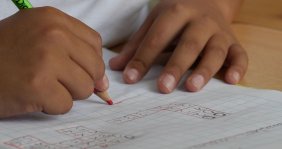 Manos sosteniendo un lápiz
